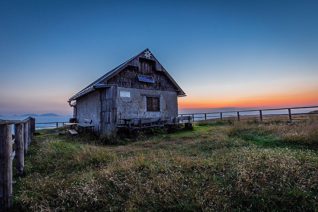 Die Murauer Hütte bei Sonnenaufgang auf der Frauenalpe, Murau, Österreich