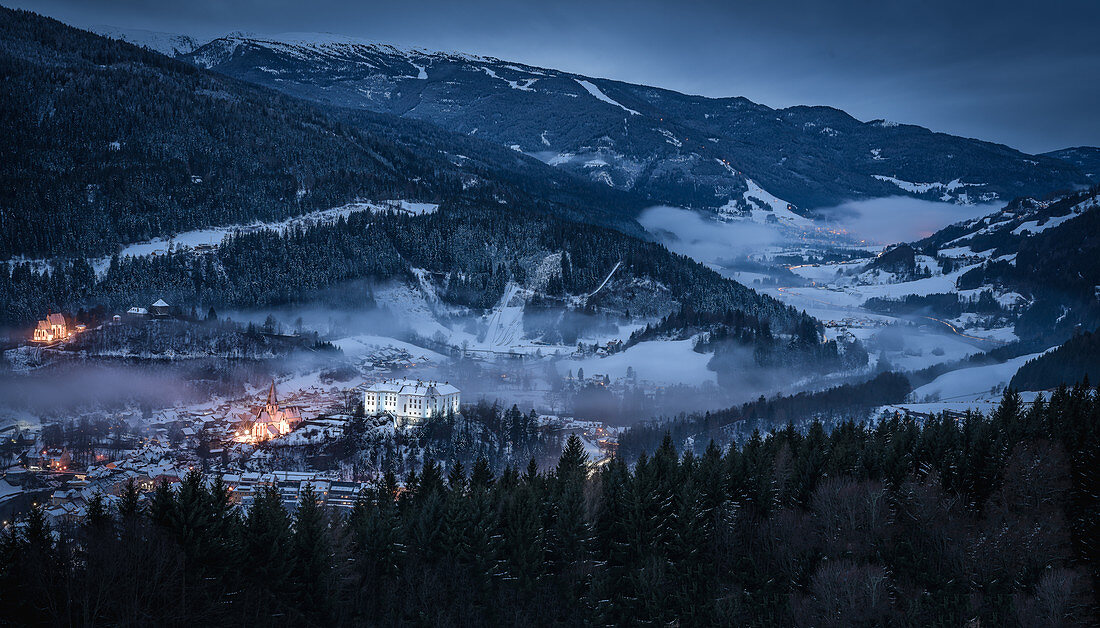Wunderschöner Blick auf das verschneite Murau und das Skigebiet Kreischberg im Hintergrund, Murau, Österreich
