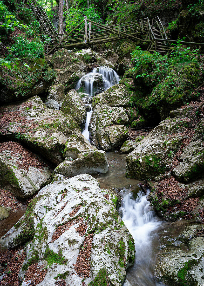Kleiner Wasserfall in der Kesselfallklamm in Semriach, Steiermark, Österreich