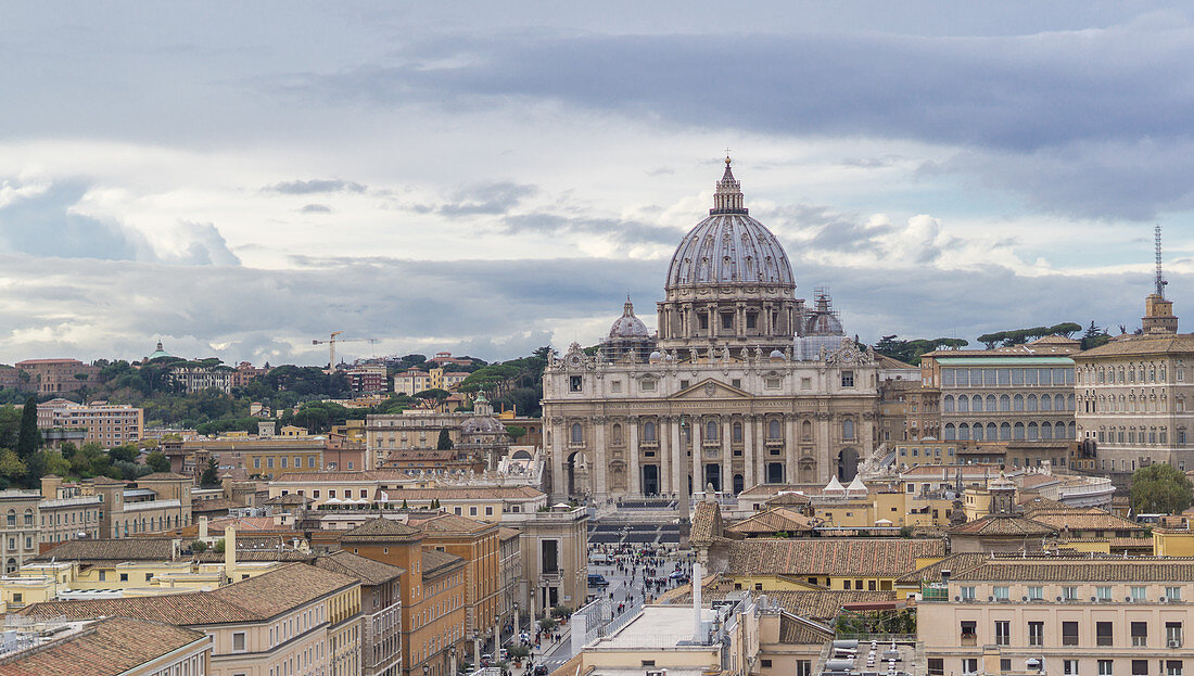 Blick vom Dach der Engelsburg auf den Petersdom im Vatikan, Rom, Italien