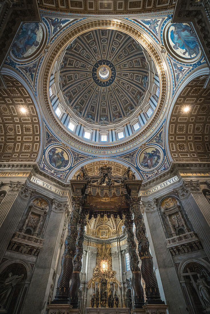 Blick hinauf zur Kuppel des Petersdoms in Rom, Italien