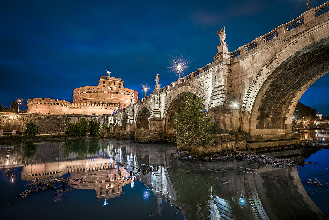 Blick auf die Engelbrücke und die Engelsburg kurz nach Sonnenuntergang zur Blauen Stunde, Rom, Italien