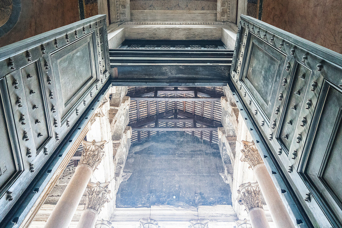 Die Eingangstür des Pantheon in Rom, Italien