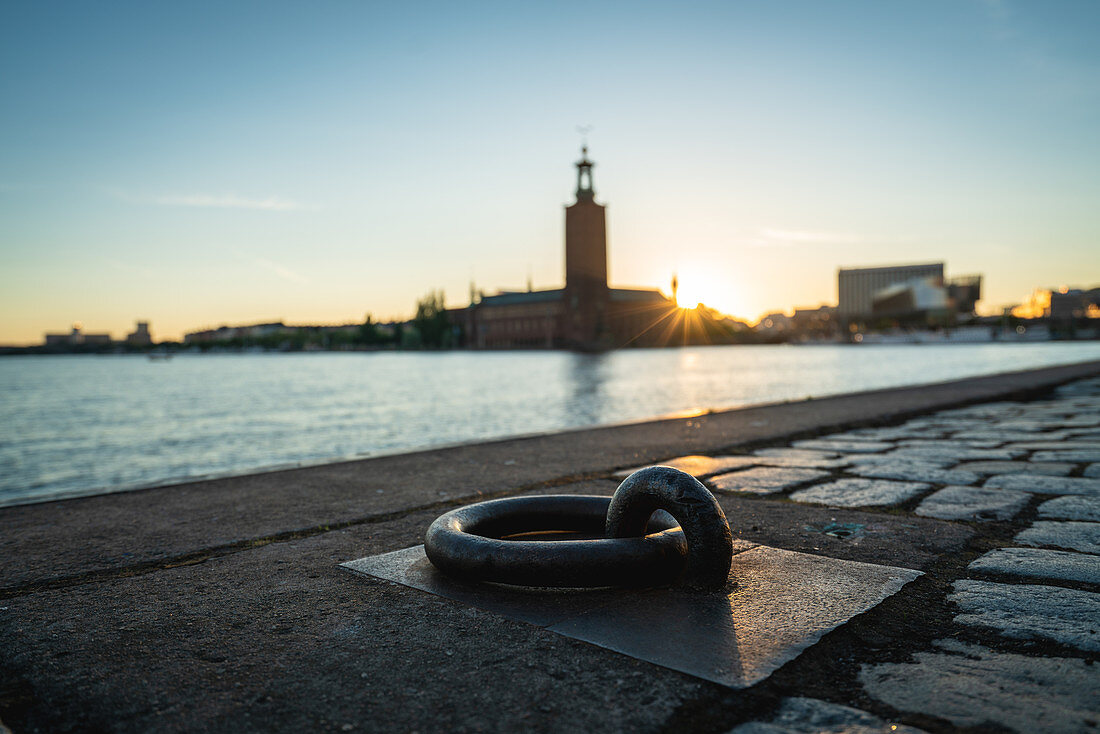 Am Hafen mit Blick auf das Stadshuset in Stockholm, Schweden