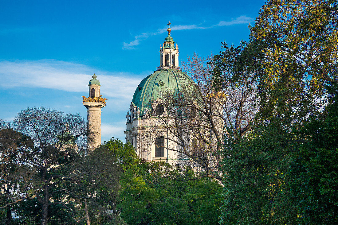 Blick auf die Kuppel der Karlskirche in Wien, Österreich