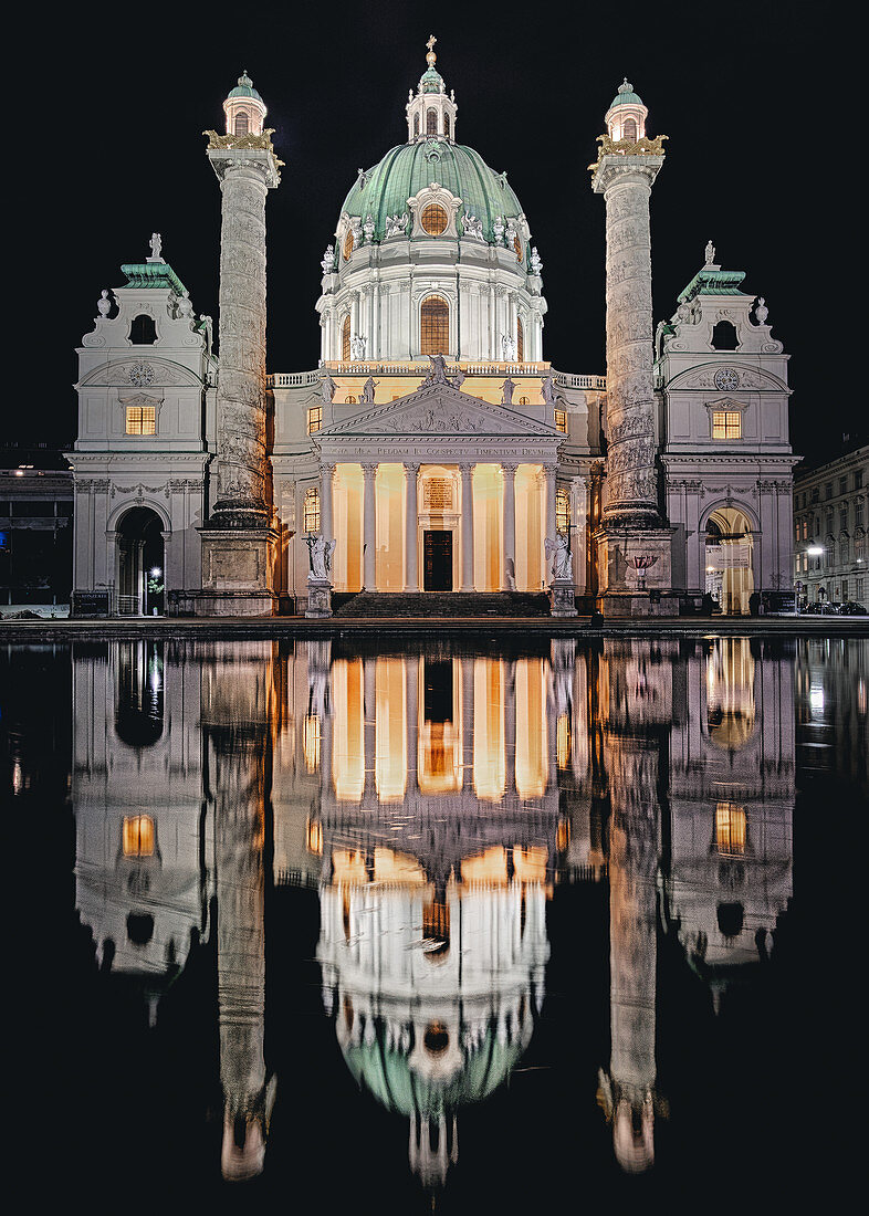 Nächtlicher Blick auf die beleuchtete Karlskirche in Wien, Österreich