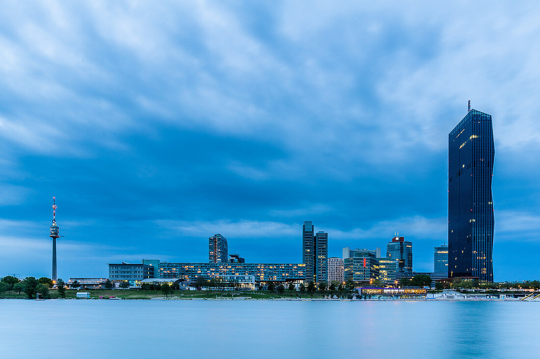 Blick auf die Donau City und den DC Tower zur Blauen Stunde in Wien, Österreich