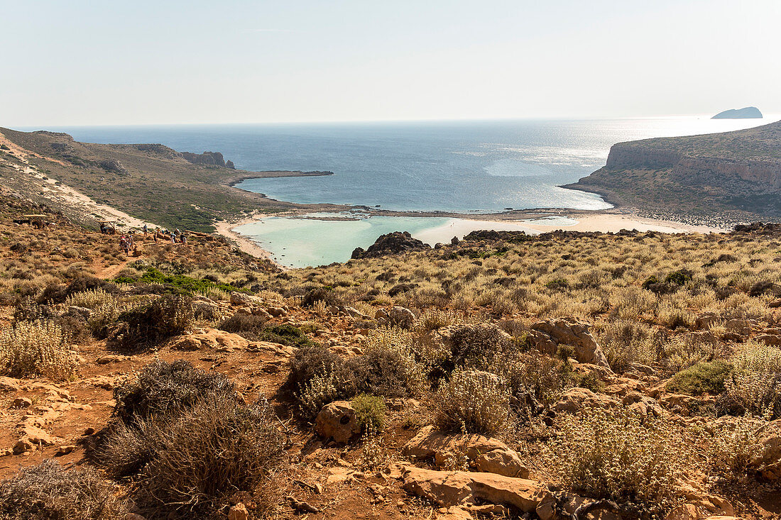 Blick auf Lagune von Balos von steinigem Wanderweg, Nordwesten Kreta, Griechenland