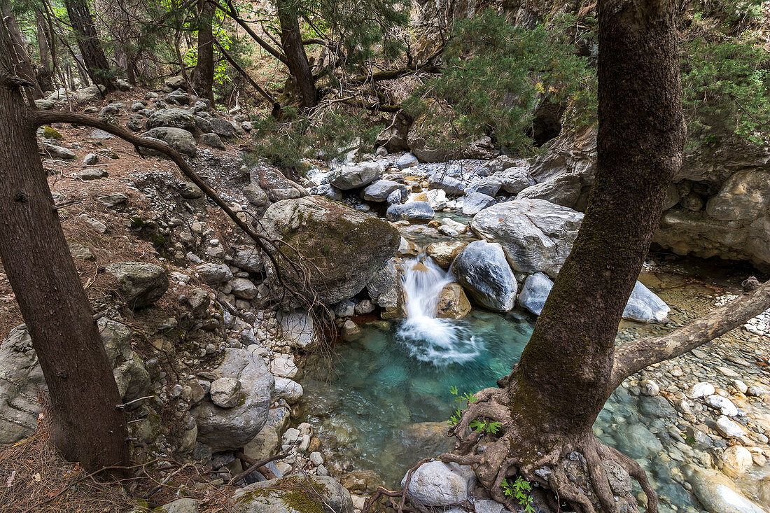 Flusslauf mit türkisem klaren Wasser auf der Samaria Schlucht Wanderung, Westen Kreta, Griechenland