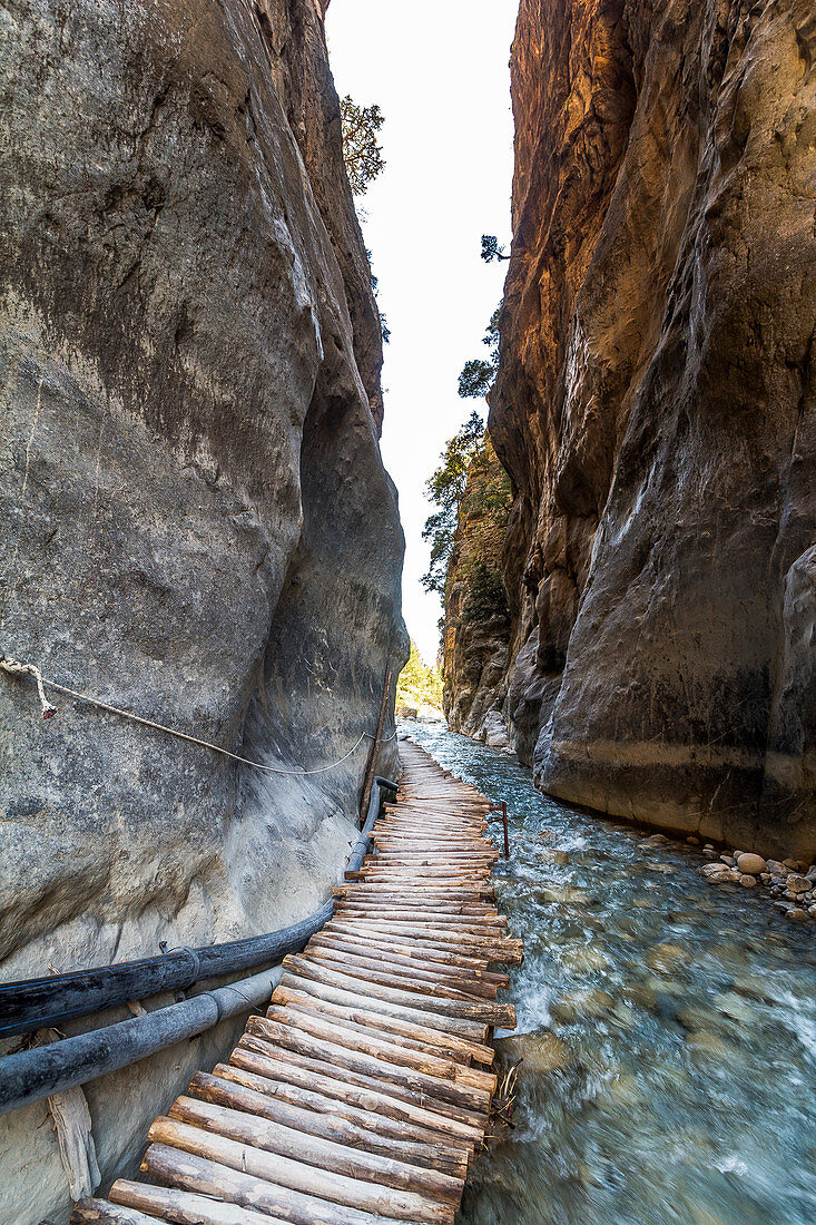 Hölzerner Steg über Fluss in Samaria Schlucht, Westen Kreta, Griechenland