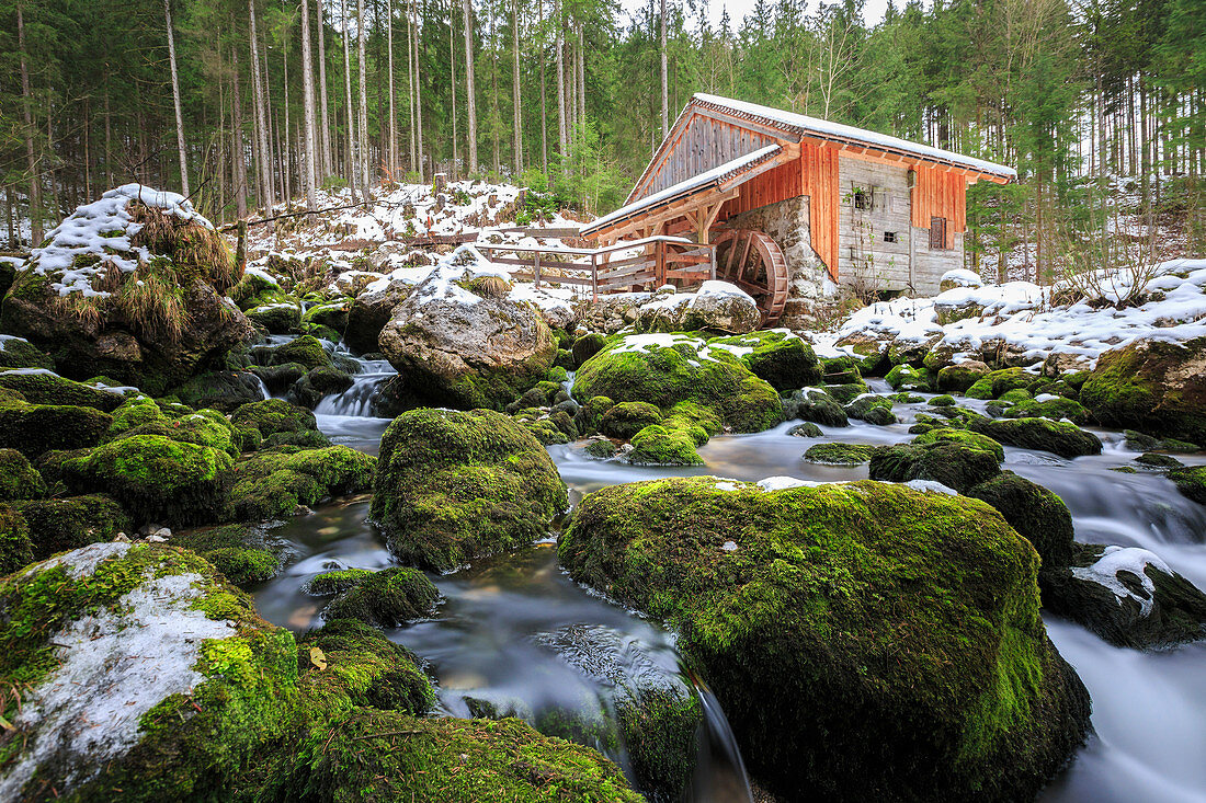 Die alte Mühle mit neuen Brettern bei den Gollinger Wasserfällen in der Nähe von Salzburg, Österreich