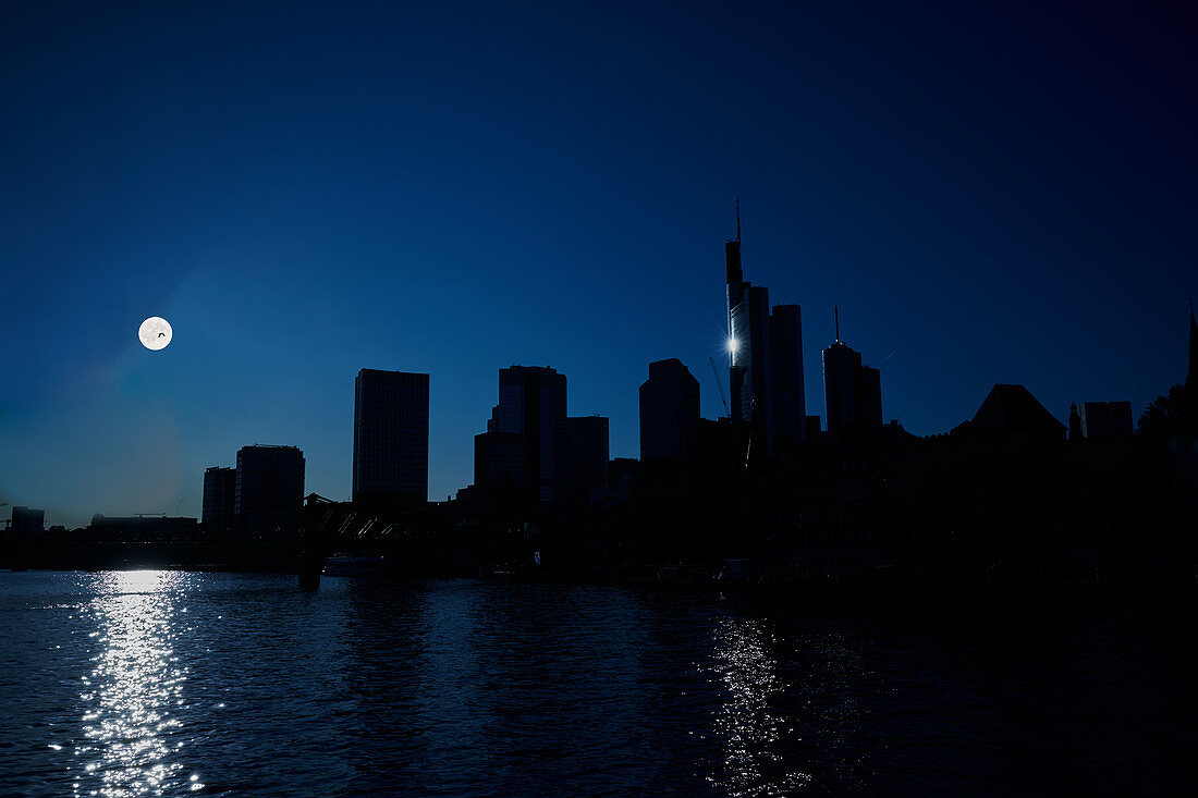 Skyline bei Nacht, Frankfurt am Main, Hessen, Deutschland