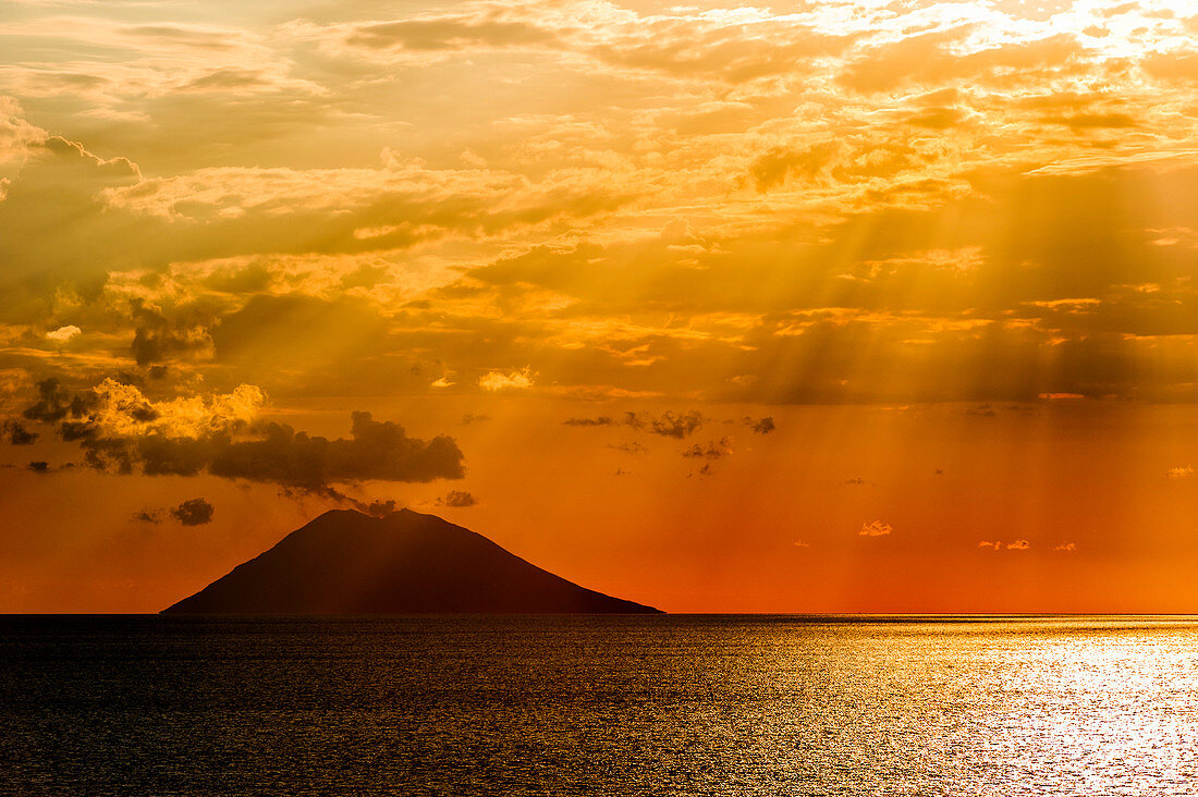 Blick auf den Vulkan Stromboli mit Meer im Vordergrund