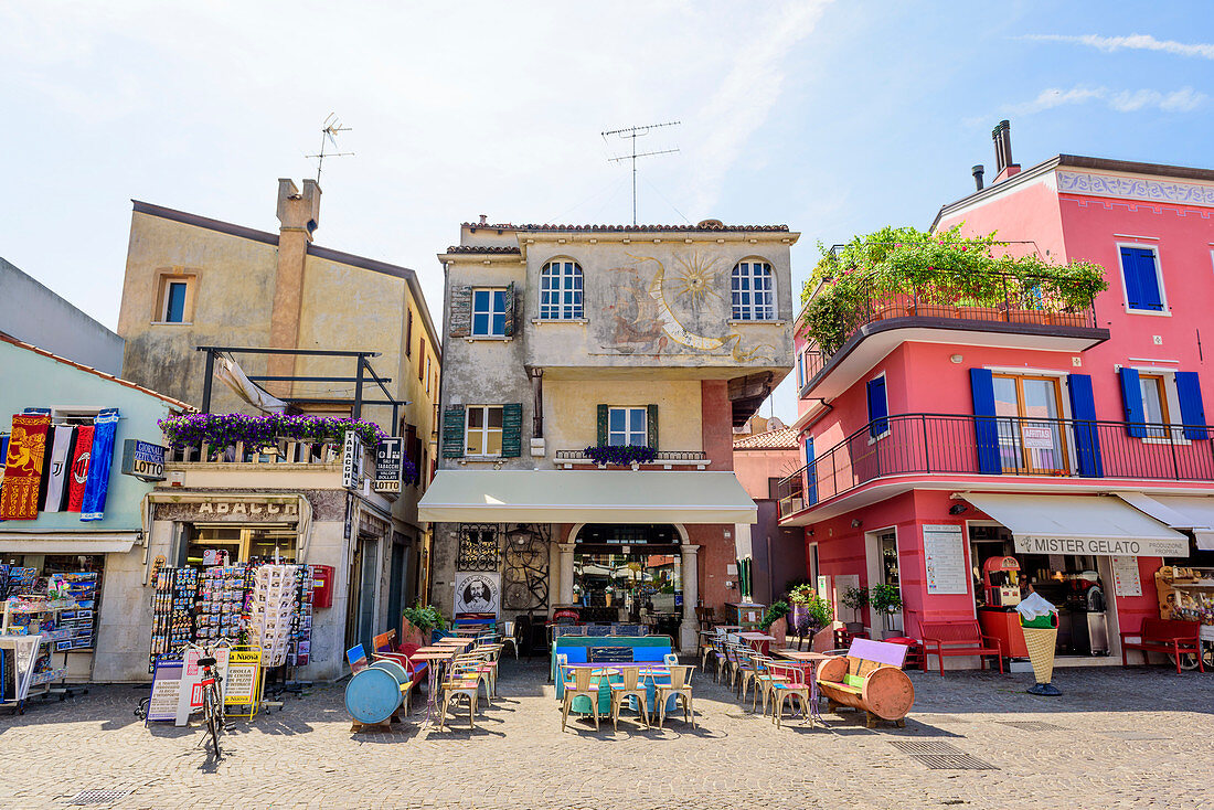 Bunte Häuserfassaden in Caorle, Venetien, Italien
