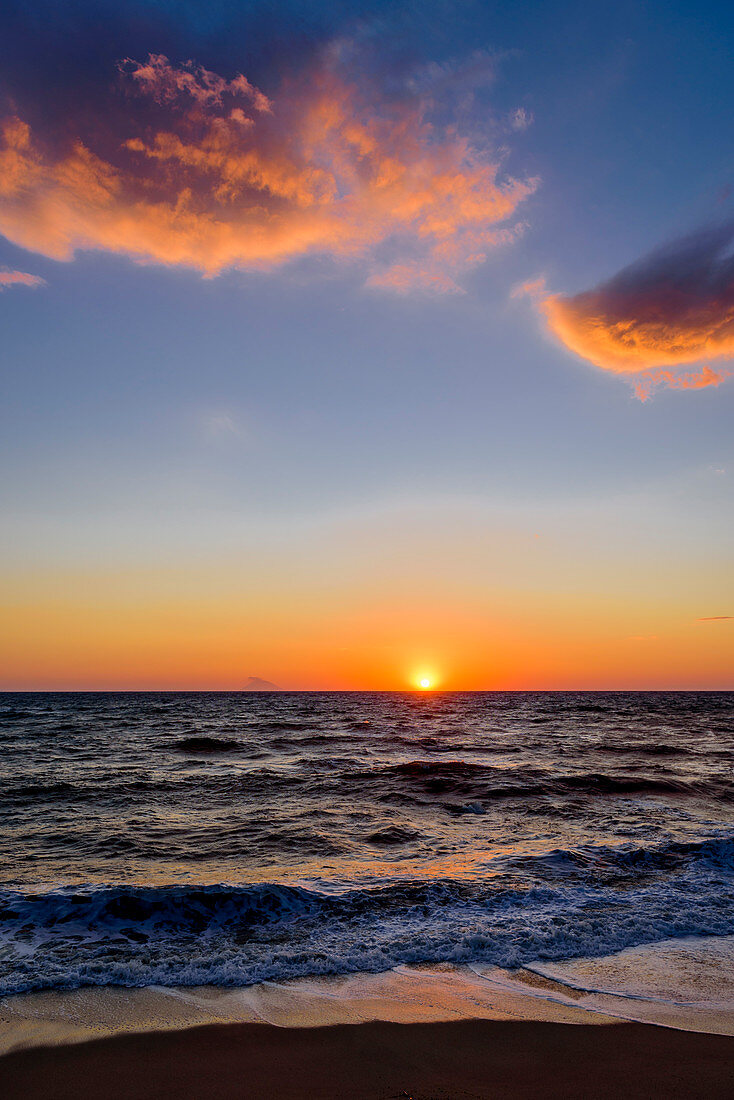 Sonnenuntergang am Strand vor dem Stromboli, Kalabrien, Italien