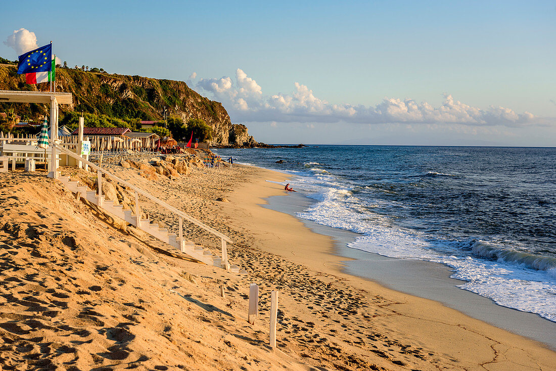 Abendlicher leerer Strand vor dem Stromboli, Kalabrien, Italien