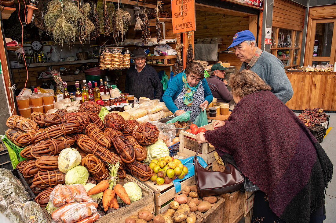 Bündel von Seetang werden neben Gemüse auf dem Markt in Ancud verkauft, Chiloe Island, Los Lagos, Patagonien, Chile, Südamerika