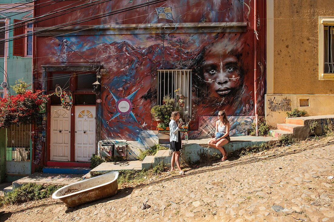 Die hügelige Stadt ist vielleicht am bekanntesten für ihre künstlerischen Wandgemälde, Valparaiso, Valparaiso, Chile, Südamerika