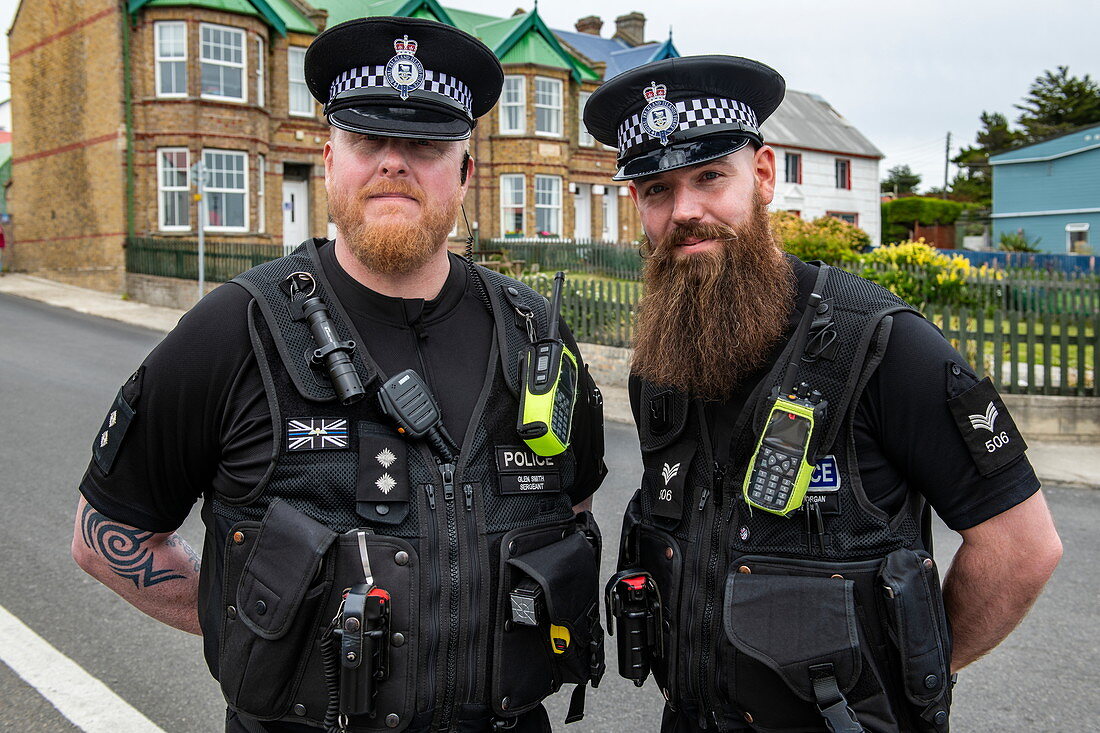 Freundliche bärtige Polizisten sind bereit die Fragen der Touristen zu beantworten und sie an die britischen Straßenverkehrsregeln zu erinnern, Stanley, Falklandinseln, British Overseas Territory