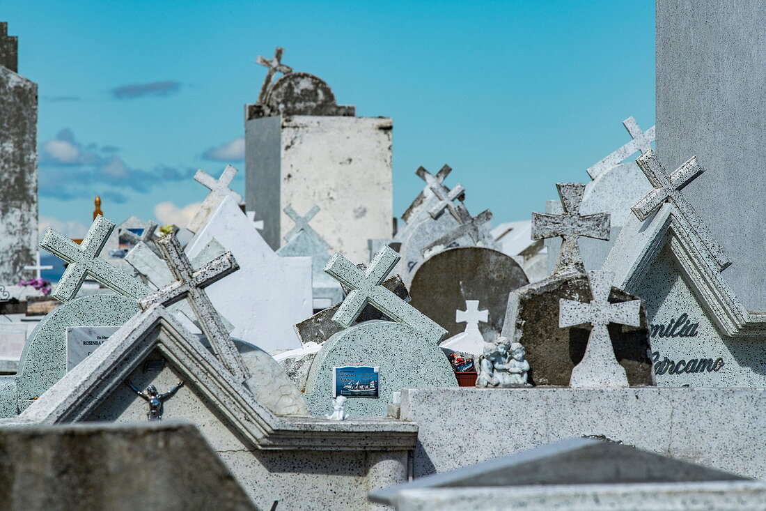 Blick auf etwas chaotische Kreuze auf dem überfüllten Friedhof, Punta Arenas, Magallanes y de la Antartica Chilena, Patagonien, Chile, Südamerika