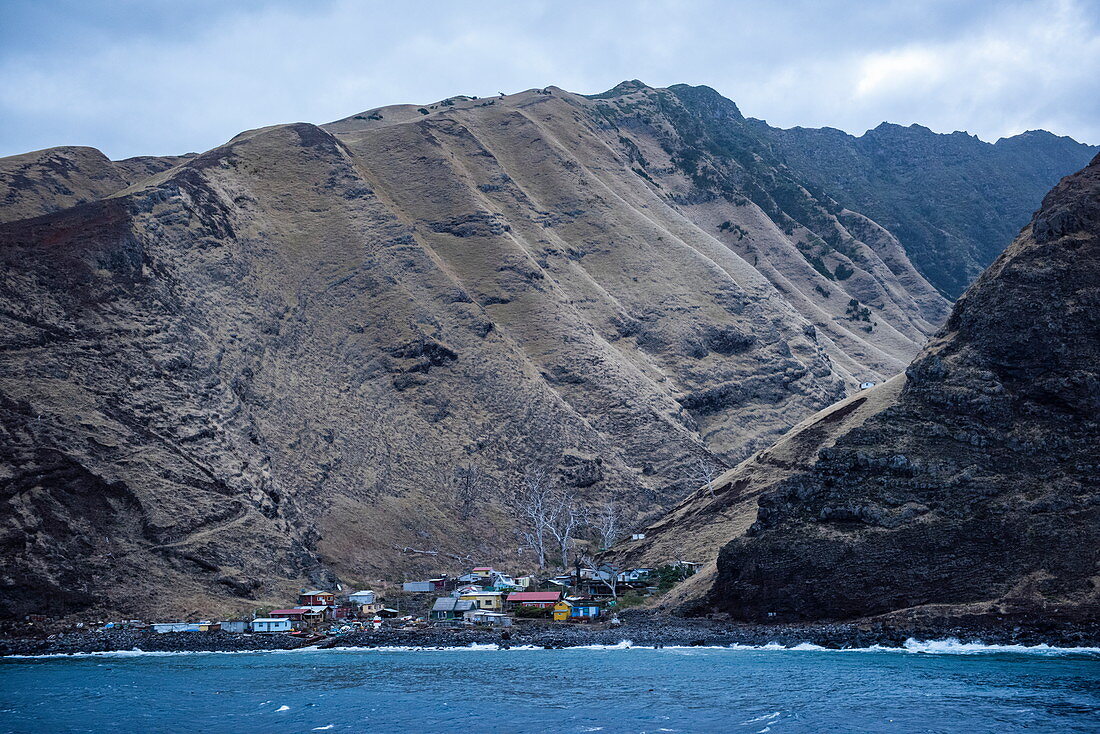 Annäherung an die ehemalige Strafkolonie Alejandro Selkirk Island (früher Mas Afuera - Farther Out) und die Siedlung zwischen zwei hohen Kämmen, Alejandro Selkirk Island, Juan Fernández Islands, Chile