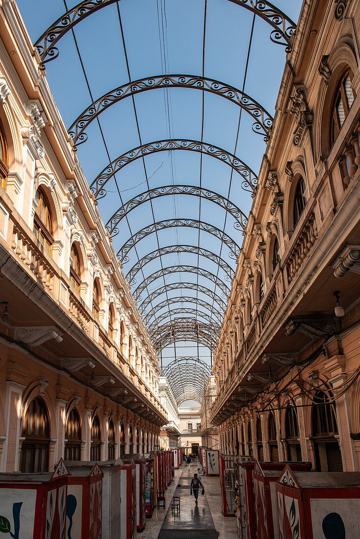 Eine Person geht durch ein atemberaubendes koloniales Einkaufszentrum mit Glasdach, Lima, Lima, Peru, Südamerika