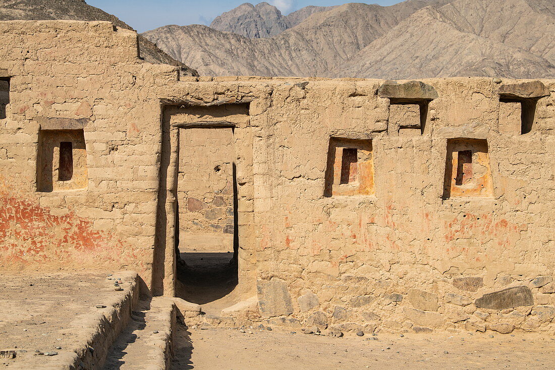 Die von einem luftigen Klima gut erhaltenen Ruinen von Tambo Colorado Inca versetzen den Besucher zurück in eine verlorene Zeit, Tambo Colorado, nahe Paracas, Ica, Peru, Südamerika