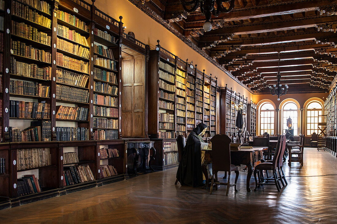 Elegante Bibliothek der Casa Aliaga aus dem 16. Jahrhundert, die so alt ist wie die Stadt selbst, Lima, Lima, Peru, Südamerika