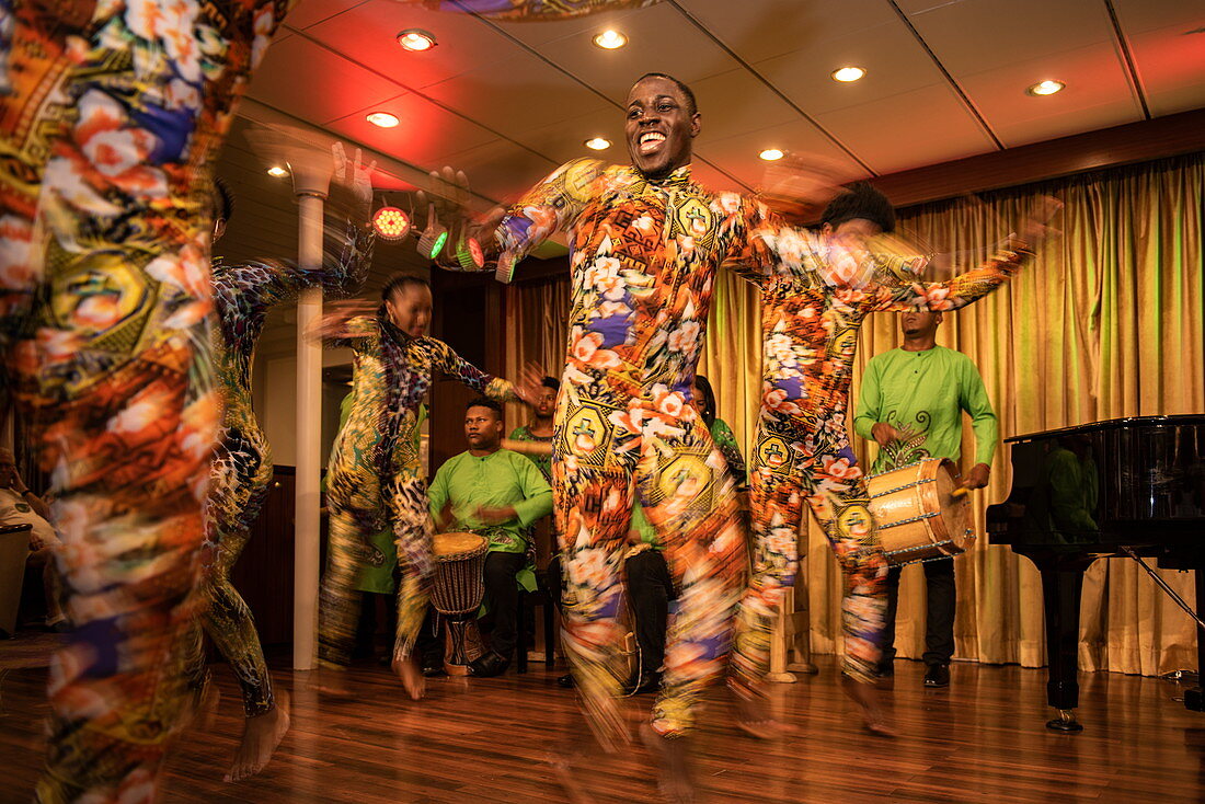 In farbenfrohen Kostümen treten lokale Tänzer während einer Folkloredarbietung in der Lounge des Expeditionskreuzfahrtschiffes MS Bremen (Hapag-Lloyd Cruises) auf, Manta, Manabi, Ecuador, Südamerika