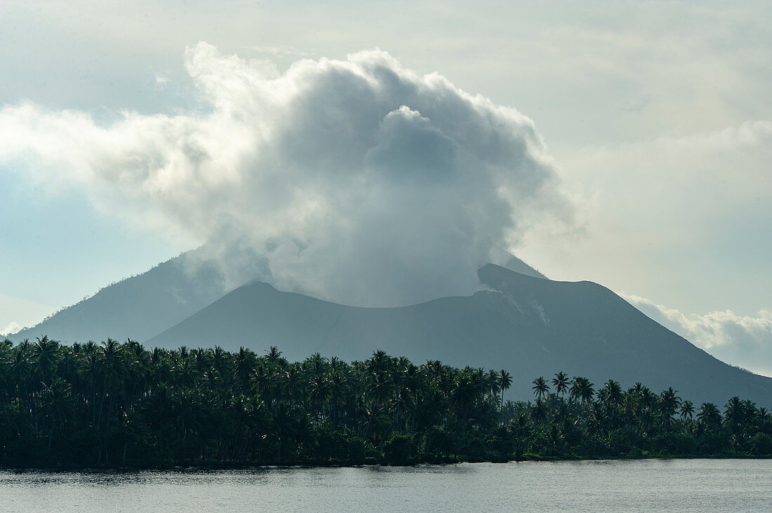 Rauch, Dampf und Gase steigen aus dem Kegel eines aktiven Vulkans in Rabaul, Provinz East New Britain, Papua-Neuguinea, Südpazifik