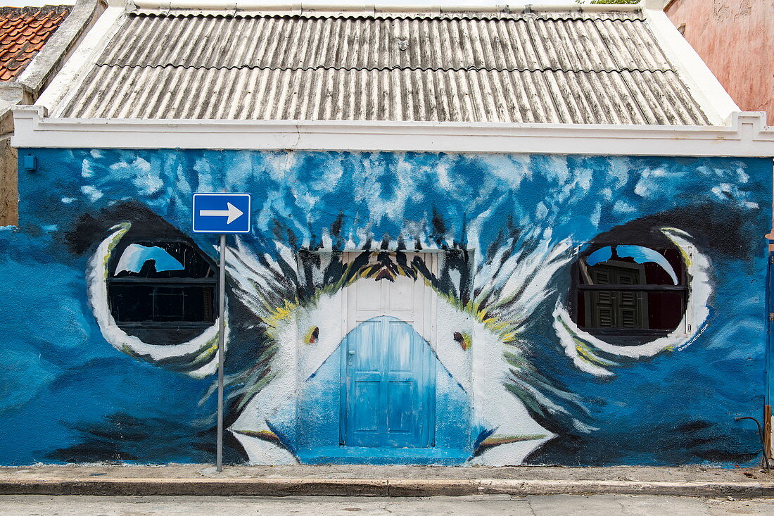 Auffälliges Wandgemälde mit einem Greifvogel ziert die Seite dieses Gebäudes, Willemstad, Curaçao, Niederländische Antillen, Karibik