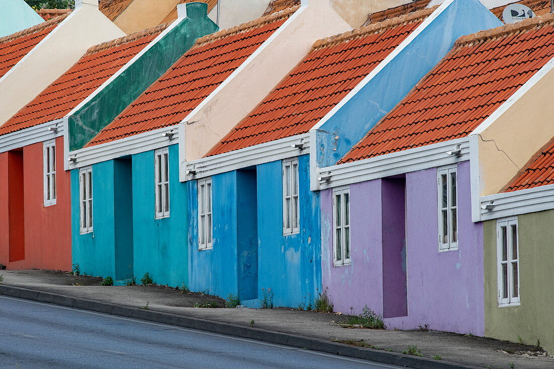 Bunte Häuser auf einem steilen Hügel, im Pietermaai-Viertel, Willemstad, Curaçao, Niederländische Antillen, Karibik