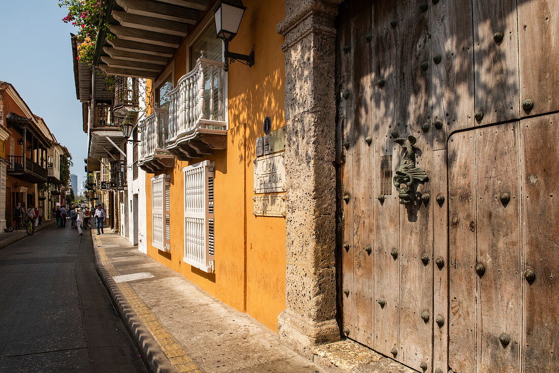 Eine der vielen engen Gassen, die die malerische und historische koloniale Altstadt durchziehen, Cartagena, Bolivar, Kolumbien, Südamerika