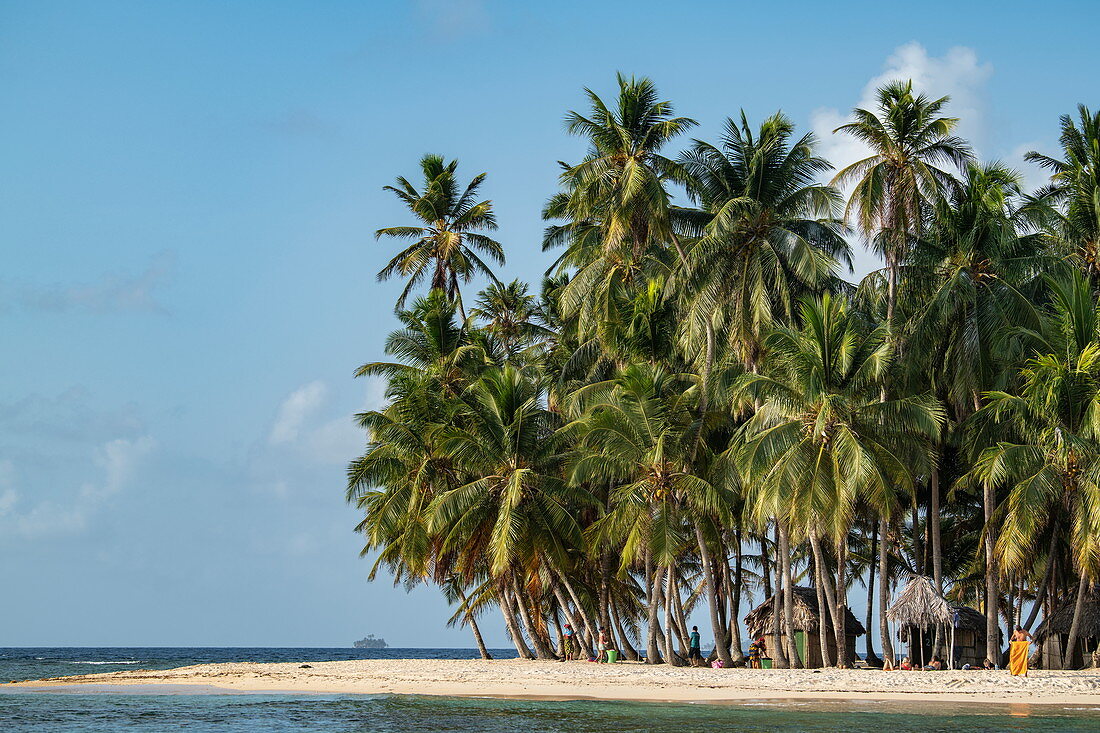 Kleine Inselstrandszene mit einer Hütte, Palmen, einem schmalen Strand und einem Kreuzfahrtschiff im Hintergrund, Isla Aroma, San Blas Inseln, Panama, Karibik
