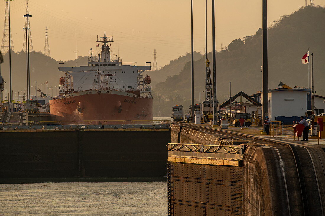 Ein Frachtschiff in einer der Schleusen des Panamakanals, nahe Panama City, Panama, Mittelamerika
