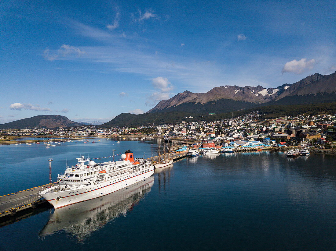 Luftaufnahme des Expeditionskreuzfahrtschiffes MS Bremen (Hapag-Lloyd Cruises) entlang des Piers vor der SS Europa, Ushuaia, Feuerland, Patagonien, Argentinien, Südamerika