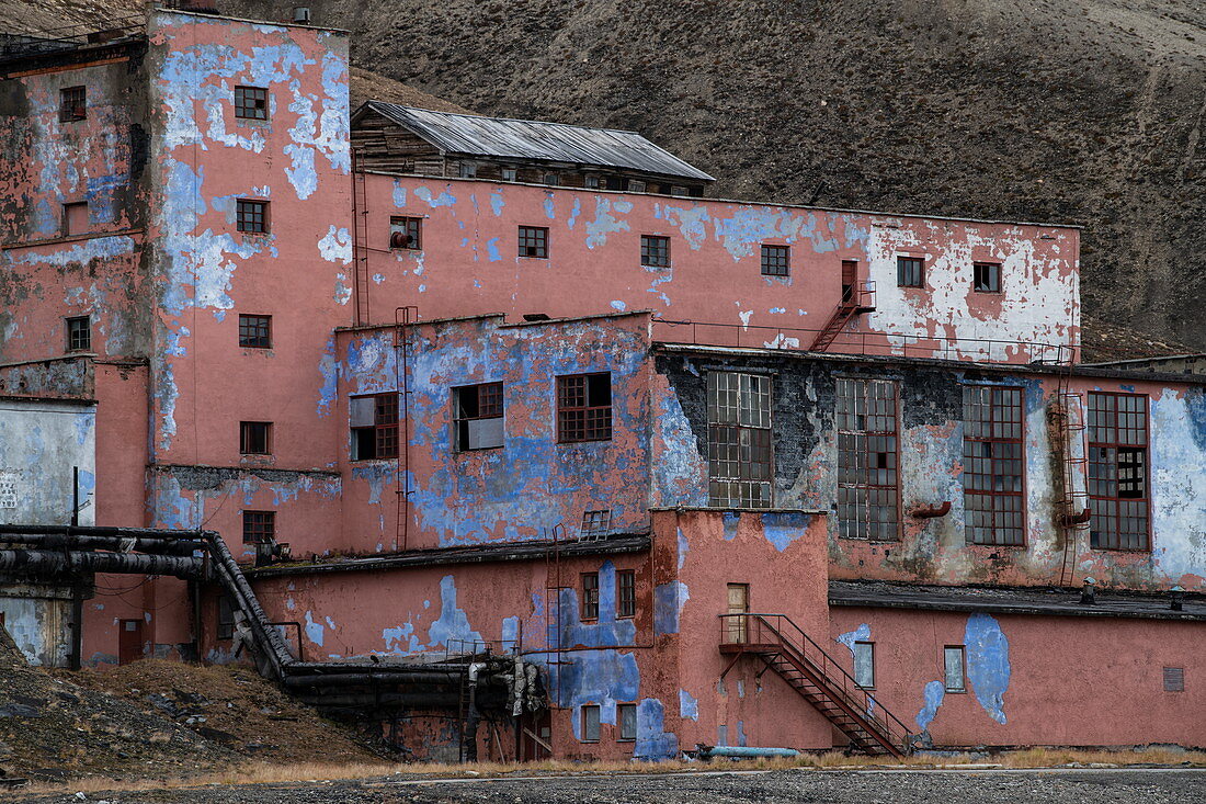 Detail eines heruntergekommenen Gebäudes am Rande der ehemaligen Bergbaustadt Pyramiden, Billefjord, Spitzbergen, Norwegen, Europa
