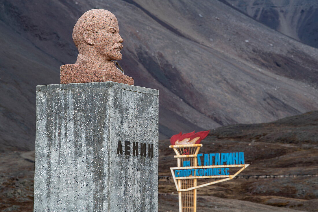 Eine Büste Lenins steht in der Nähe des Gemeindezentrums in der ehemaligen Bergbaustadt Pyramiden, Billefjord, Spitzbergen, Norwegen, Europa