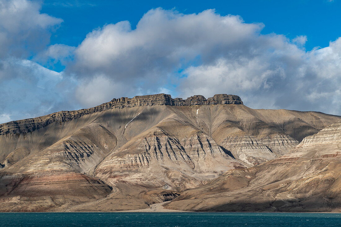 Jahrhunderte der Erosion haben faszinierende Muster und Strukturen in den Hängen der schroffen Berge geschaffen, Billefjord, Spitzbergen, Norwegen, Europa