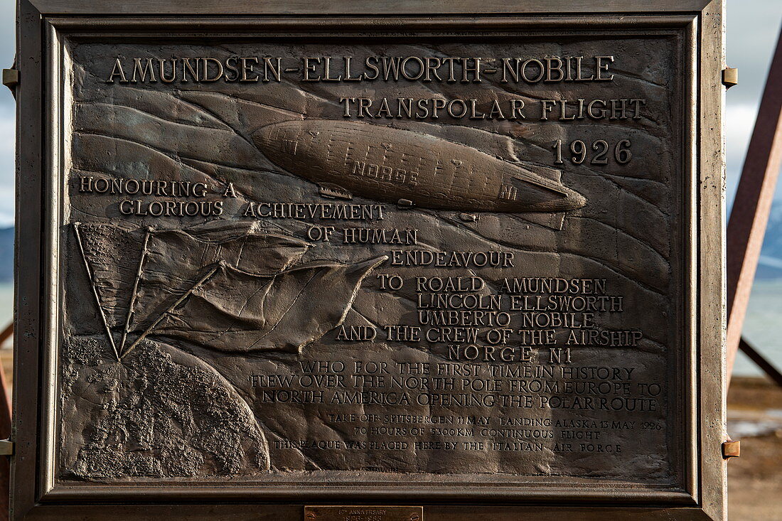 Gedenktafel zum Gedenken an den Amundsen-Ellsworth-Nobile-Flug von 1926, angebracht an der Basis des Mastes, von dem das Zeppelin-Luftschiff abflog, Ny-Ålesund, Spitzbergen, Norwegen, Europa