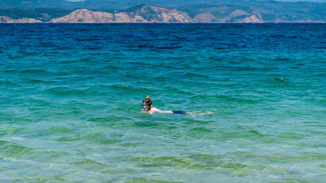 Tourist schnorchelt am Mandraki Strand, Skiathos, Griechenland