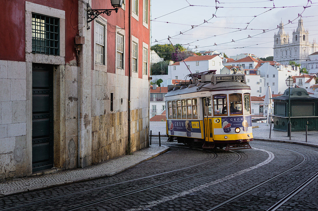 Die berühmte Straßenbahnlinie Electrico 28 kämpft sich die unzähligen Hügel der Stadt hoch, Lissabon, Portugal