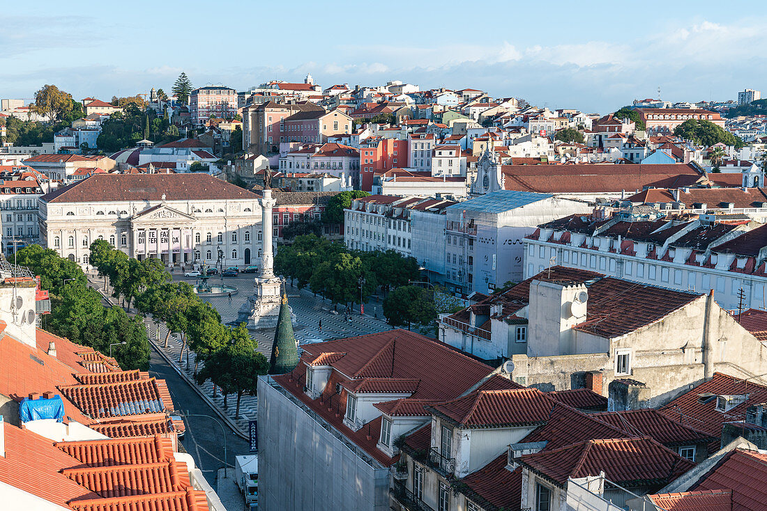 Blick auf den Rossio von der Aussichtsplattform des Elevador da Santa Justa in Lissabon, Portugal