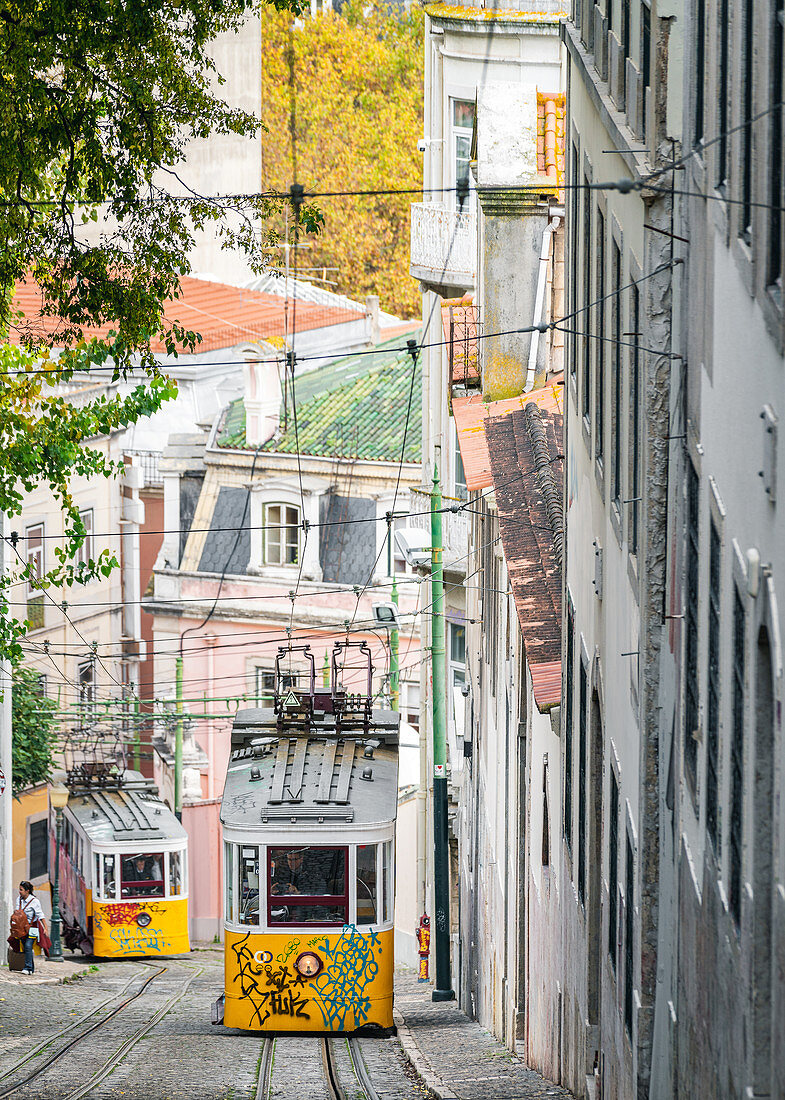 Die Standseilbahn Elevador da Gloria, die die Viertel Baixa und Bairro Alto miteinander verbindet, Lissabon, Portugal