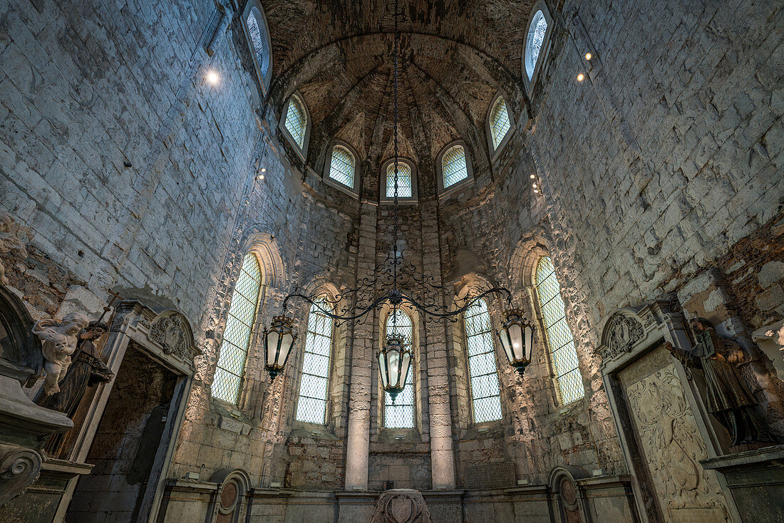 Im Inneren des Convento do Carmo in Lissabon, Portugal