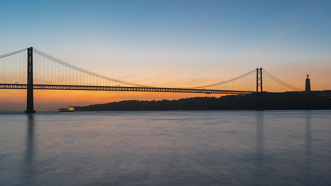 Die Ponte 25 de Abril kurz vor Sonnenaufgang, Lissabon, Portugal
