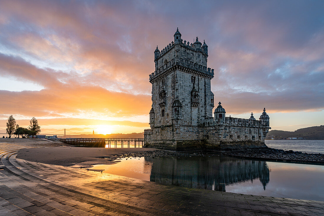 Der Torre de Belem während des Sonnenaufgangs ist eines der Symbole der goldenen Ära der Portugiesen, Lissabon, Portugal