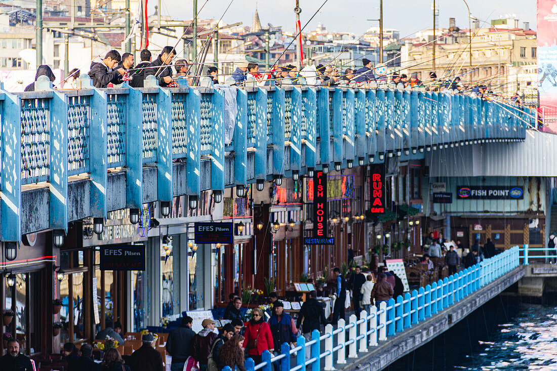 Einheimische fischen auf der Galata Brücke in Istanbul, Türkei