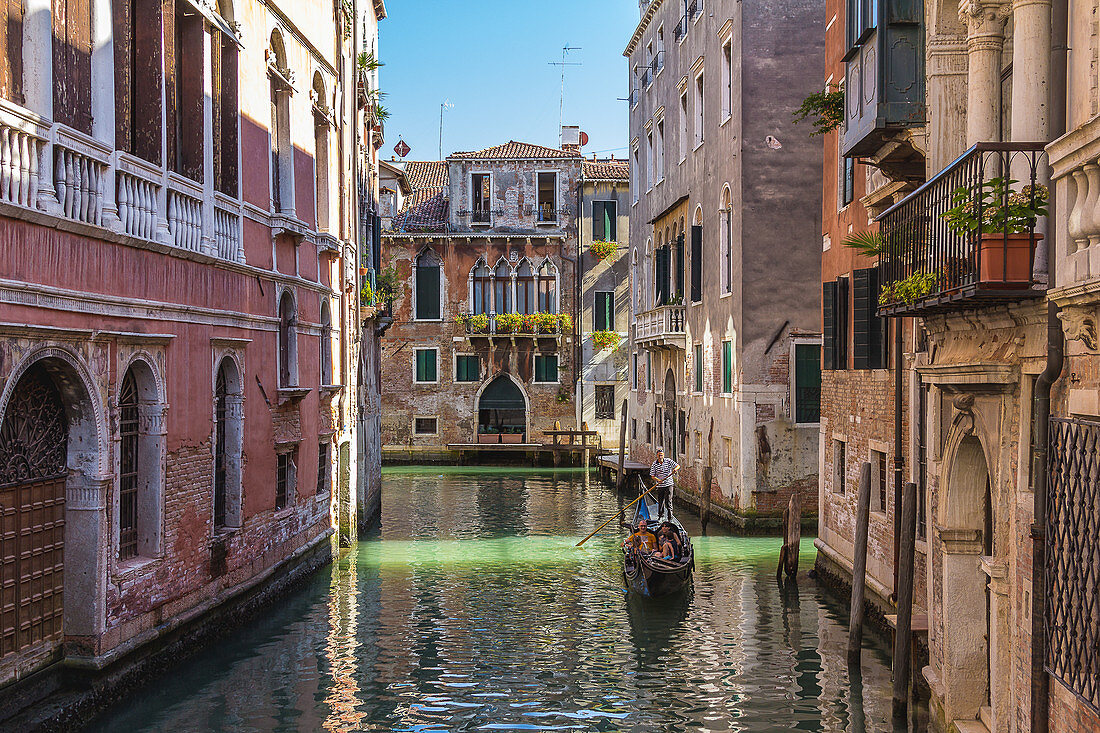 Gondoliere fährt Touristen durch die Kanäle von Venedig, Italien