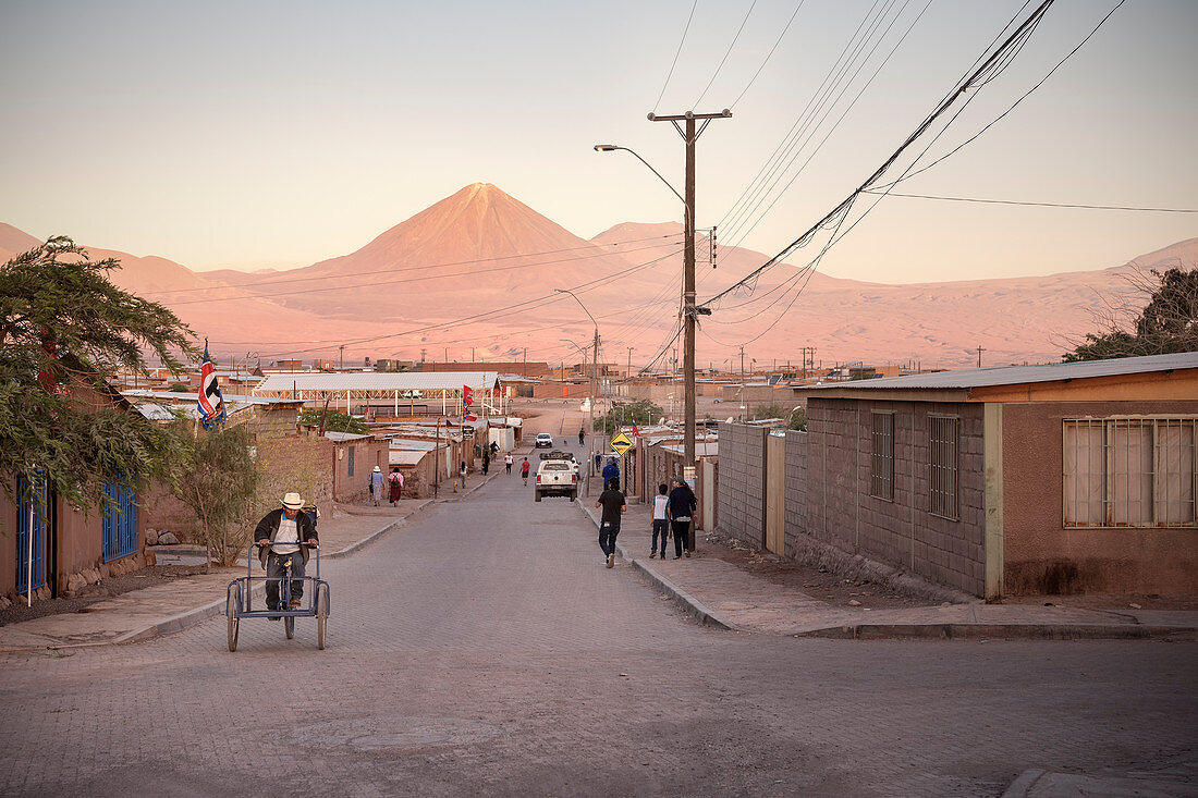 Straßenszene in San Pedro de Atacama, Blick zum Vulkan Licancabur in der Cordillera Occidental, Atacama Wüste, Region Antofagasta, Chile, Südamerika